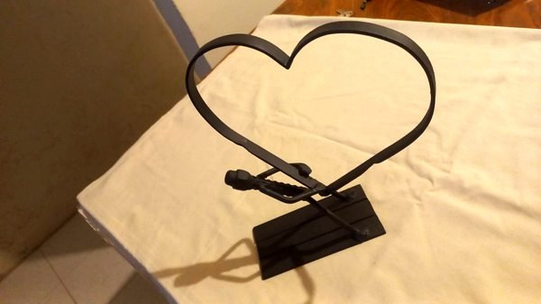 Corazón decorativo en metal negro con acabado mate — escultura artística de HeraldWeid