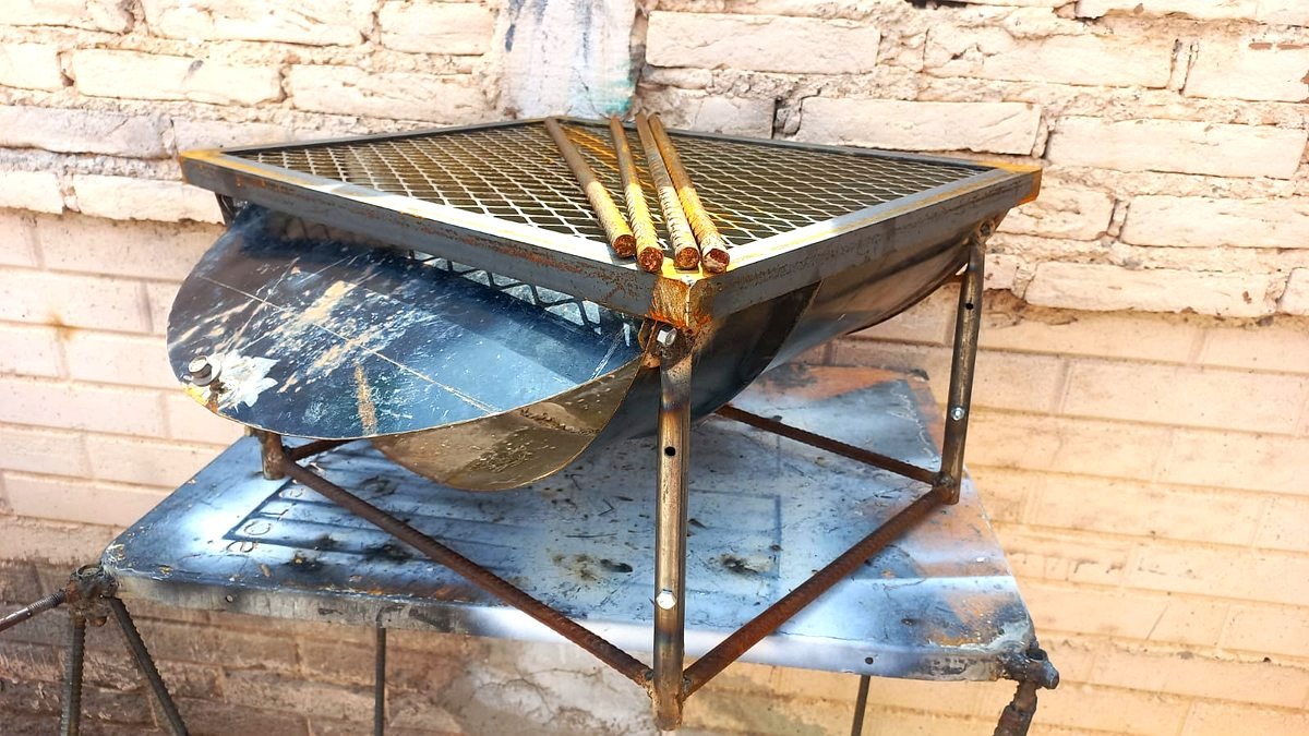 Parrilla artesanal en proceso de fabricación — estructura metálica con rejilla y soporte plegable, soldadura de alta calidad por HeraldWeid