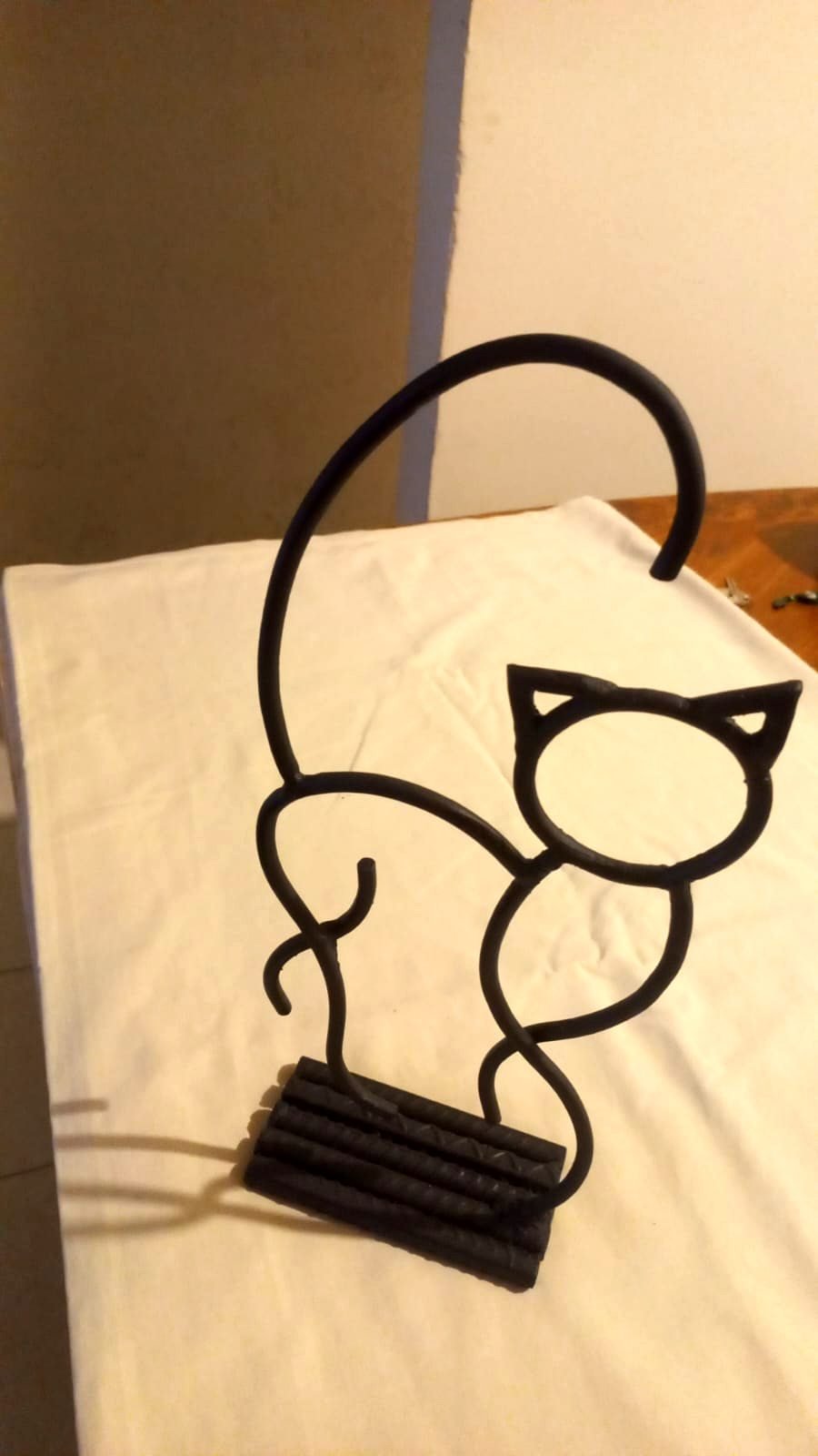 Gato decorativo en silueta de metal negro con cola curva — escultura artística sobre base, obra de HeraldWeid