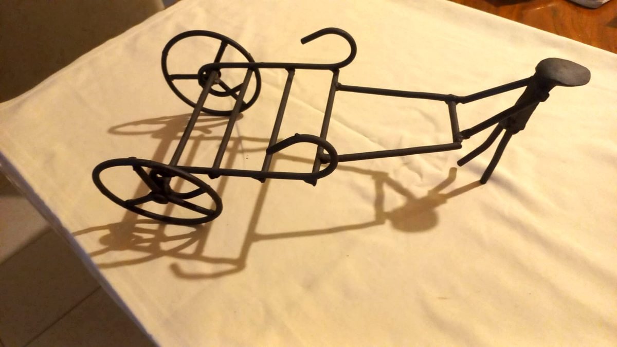 Go-kart artístico en metal negro — escultura decorativa con ruedas y estructura detallada, proyecto personalizado por HeraldWeid