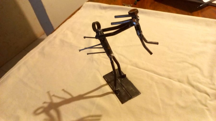 Escultura metálica de figura humana bailando — figura artística en metal con acabado satinado, HeraldWeid