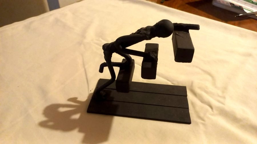 Escultura metálica de atleta haciendo lagartijas sobre bloques — figura artística en acero negro mate, HeraldWeid