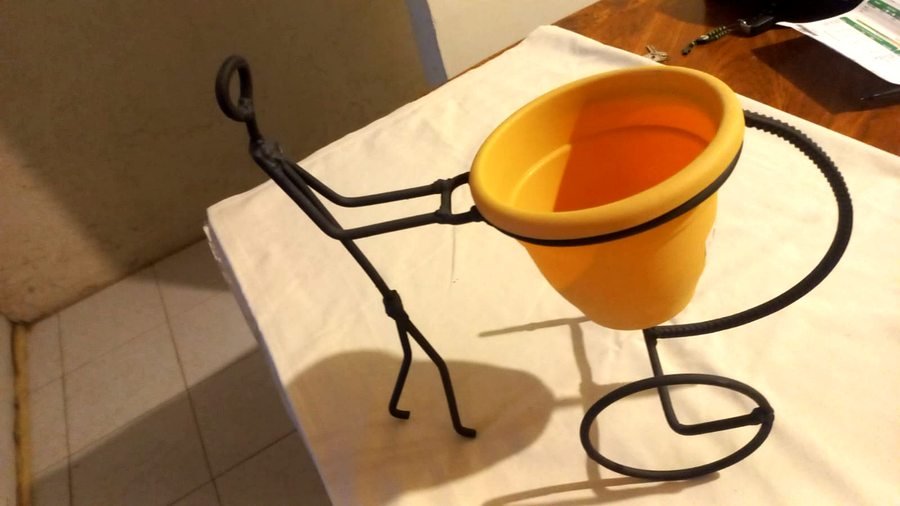 Bicicleta decorativa en metal negro con maceta integrada — portamaceta artesanal, proyecto personalizado por HeraldWeid